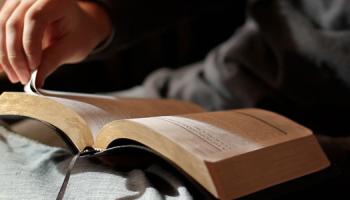 Musuh yang Mengganggu Komitmen Kita pada Alkitab